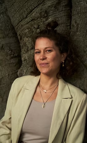 Porträt Louisa Liebgott, ruhiger Blick, helles Tageslicht, vor strukturierter Felswand